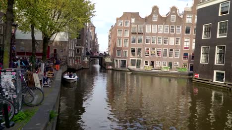 Uno-de-los-grandes-canales-de-la-ciudad-de-Amsterdam