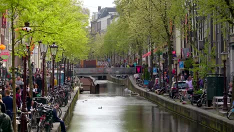 Blick-auf-den-Kanal-in-der-Stadt-Amsterdam-gefunden