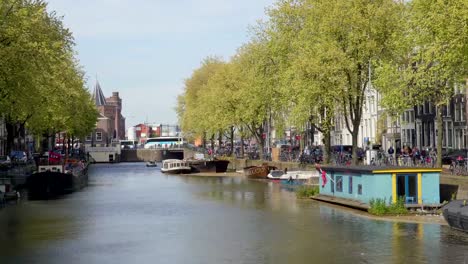 Un-gran-canal-con-el-barco-de-acoplamiento-y-una-casa-de-litera