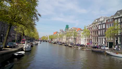 La-vista-del-paisaje-del-gran-canal-en-Amsterdam