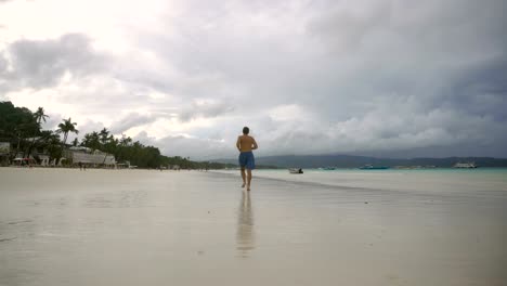 Mann-läuft-am-Strand