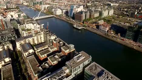 Convention-Centre-und-Samuel-Beckett-Bridge---nördliche-Sicht