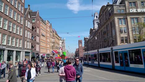 Blick-von-der-belebten-Stadt-Amsterdam-am-Morgen