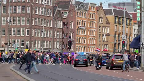 La-concurrida-carretera-principal-de-la-ciudad-de-Amsterdam