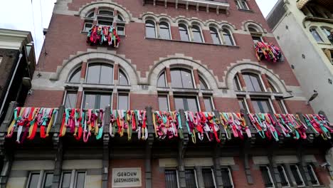 Un-edificio-amurallado-rojo-en-una-de-las-calles-de-Amsterdam