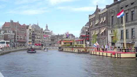 The-landscape-of-the-big-canal-and-the-buildings