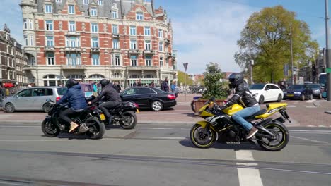 Motorradfahrer-tragen-schwarze-Jacken