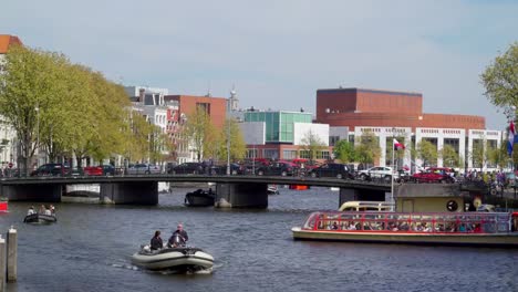 Schnellboote-und-Boote-auf-dem-großen-Kanal-Kreuzfahrt