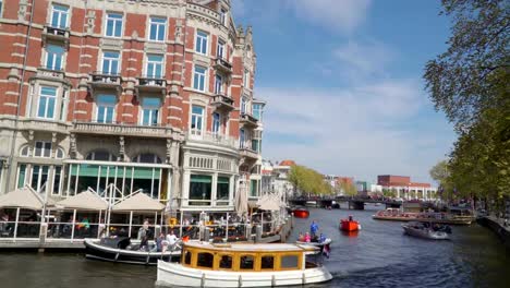 Die-Aussicht-auf-das-Wasser-auf-den-großen-Kanal-und-das-Hotel/Restaurant-auf-der-Seite