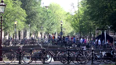 Canal-de-la-ciudad-en-la-ciudad-de-Amsterdam-con-excursión-en-barco,-4K