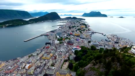 Stadt-von-Alesund-Norwegen-Luftaufnahmen