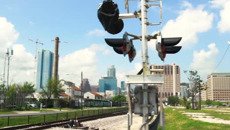 Horizonte-de-Austin-Texas-pasando-por-tren-pistas