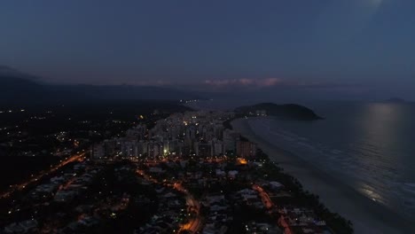 Riviera-Sao-Lourenco-Strand-in-der-Nacht,-Sao-Paulo,-Brasilien