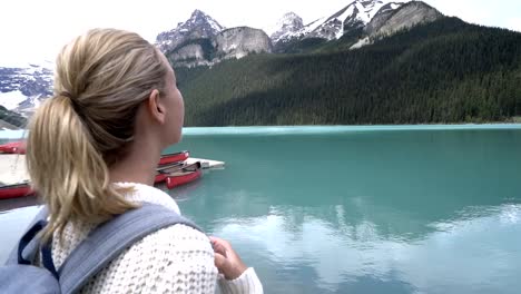 Junge-Frau,-die-Betrachtung-der-Natur-in-Lake-Louise