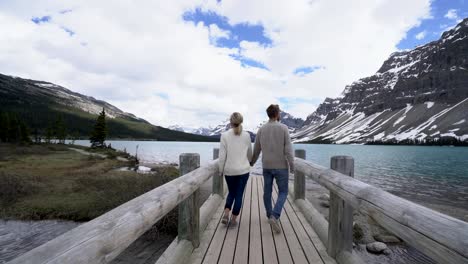 Pareja-joven-disfrutando-de-la-naturaleza-en-el-lago-de-la-montaña,-Canadá