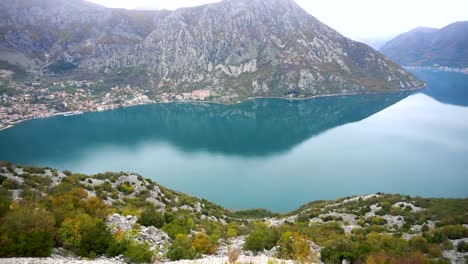 Bucht-von-Kotor-in-Montenegro.-Blick-vom-Hochgebirge-über-Risan