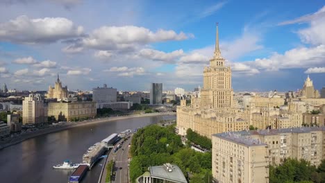 Russlands-sonniger-Tag-Moskau-Fluss-Bucht-berühmten-Gebäuden-Antenne-Stadtpanorama-4k