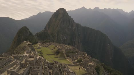 Zeitraffer-von-Touristen-erkunden-Macchupichu,-Peru