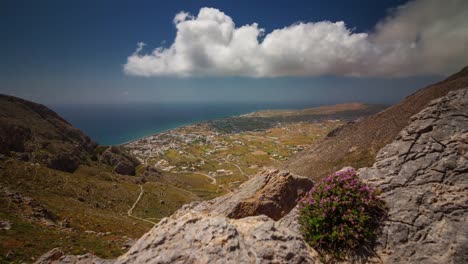 panorama-de-la-colina-de-la-roca-de-día-soleado-famosa-santorini-isla-ciudad-4-tiempo-k-caer-Grecia