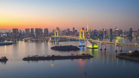 Tag-zu-Nacht-Timelapse-Video-Tokyo-Skyline-der-Stadt-mit-Blick-auf-Tokyo-Bucht-in-Tokyo-City,-Japan-Zeitraffer-4K