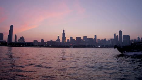 Lake-Michigan-Wolkenkratzer-Downtown-Chicago-bei-Sonnenuntergang-America