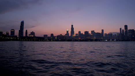 Lake-Michigan-Wolkenkratzer-Downtown-bei-Sonnenuntergang-Amerika-beleuchtet