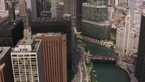 Tagsüber-Luftaufnahme-der-Innenstadt-von-Chicago-und-Chicago-River.