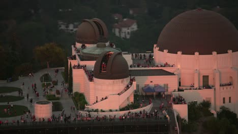 Los-Angeles,-Luftaufnahme-von-Griffith-Observatory-bei-Sonnenuntergang.