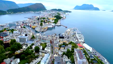 Stadt-von-Alesund-Norwegen-Luftaufnahmen