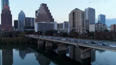 Langsam-rückwärts-zur-Gründung-Schuss-des-Verkehrs-auf-Congress-Avenue-Bridge-in-Austin