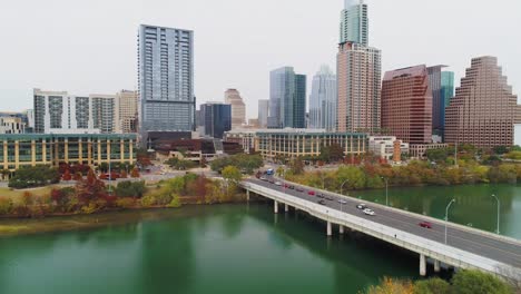 Bewölkten-Luftaufnahme-von-Austin-Texas-und-Colorado-River