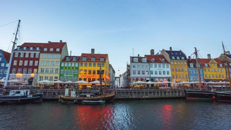 Lapso-de-tiempo-del-puerto-de-Nyhavn-con-canal-en-Copenhague,-Dinamarca