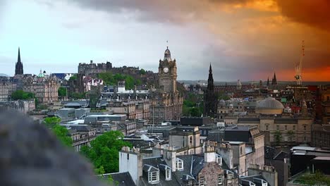 Vista-panorámica-de-la-ciudad-de-Edimburgo-al-atardecer,-Escocia,-Reino-Unido,