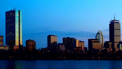 Timelapse-del-horizonte-de-Boston-en-el-puerto-de-noche