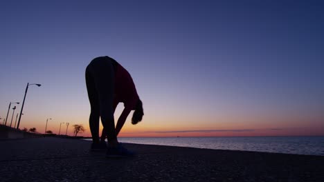 Flexible-Hispanic-kaukasischen-weibliche-Silhouette,-die-Dehnung-bei-Sonnenaufgang