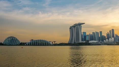 Sunset-Sky-und-die-Lichter-der-Wolkenkratzer-in-Singapur.-Zeitraffer