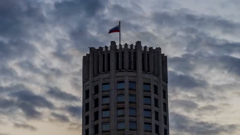 Staatsflagge-der-Russischen-Föderation-über-das-Haus-der-Regierung-der-Russischen-Föderation,-Zeitraffer