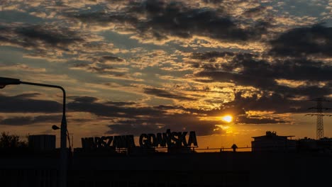 Día-a-noche-timelapse-de-puesta-de-sol-sobre-la-estación-Warszawa-Gdańska