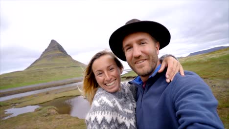 Cámara-lenta-Selfie-retrato-de-pareja-de-turistas-en-Islandia-en-Kirkjufell-montaña