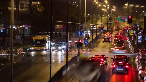 Nacht-Zeitraffer-der-belebten-Straße-in-Warschau