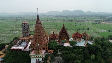 Templo-de-la-cueva-del-tigre-(Wat-Tham-Sua)-en-Kanchanaburi,-Tailandia-es-un-hermoso-día,-así-que-es-muy-popular-entre-los-turistas-y-extranjeros