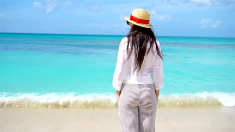 Junge-schöne-Frau,-die-Spaß-am-tropischen-Strand