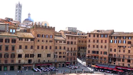 Blick-auf-die-mittelalterliche-Stadt-Siena-am-Lüfter-förmige-zentralen-Platz-Piazza-del-Campo