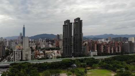 Bandeja-derecha-del-paisaje-urbano-de-Taipei