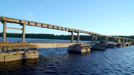 Un-puente-de-tiempo-concreto-en-el-puerto-de-puerto-en-Estonia-Hara