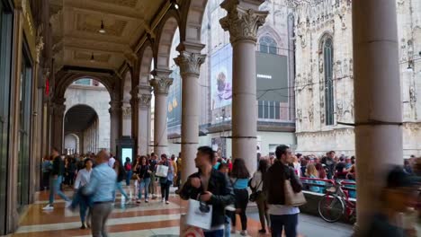 Italien-Mailand-Stadt-berühmten-Duomol-drängten-sich-quadratische-Galleria-Panorama-4k-Zeitraffer