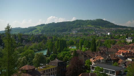 Punto-de-vista-famosa-del-día-soleado-de-la-ciudad-de-Suiza-Berna-panorama-4k