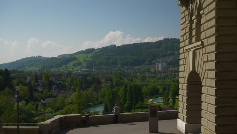 Der-Schweiz-sonnigen-Bern-Stadt-berühmten-Aussichtspunkt-Fluss-und-Schwimmbad-Panorama-4k