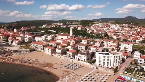 San-Vincenzo,-Toscana,-Italia.-Vista-aérea-de-la-mar,-playa-y-ciudad