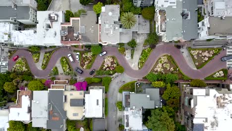 Luftbild-Touristen-Fußgänger-und-Autos-auf-der-Lombard-Street